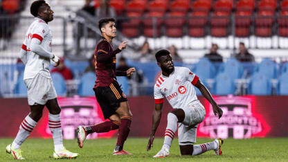 Goal: Luiz Araújo ends the first half with a goal off an assist from Bello